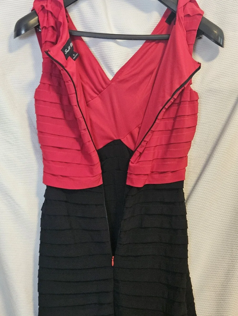Scarlett Nite Dress Size 8 Red Black Two Tone Pleated Bodycon Cocktail Mini Zip